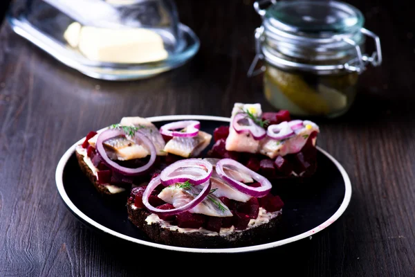 Sandwiches con arenque y remolacha — Foto de Stock