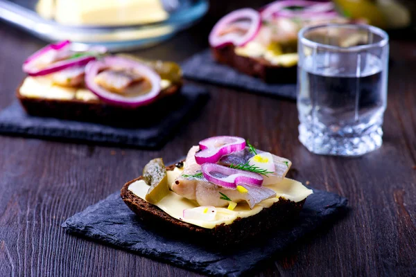 Sandwich de arenque con vaso de vodka — Foto de Stock