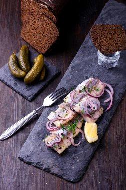 Ringa balığı siyah arduvaz tabağa dilimlenmiş