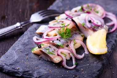 Ringa balığı siyah arduvaz tabağa dilimlenmiş