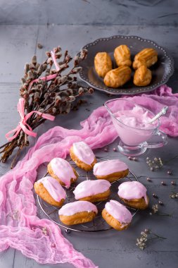 çilek pembe eklerleri gri masada