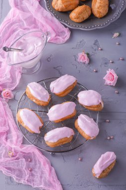 çilek pembe eklerleri gri masada