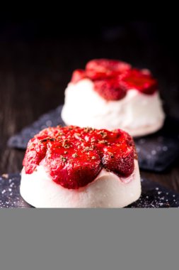 peynir tatlı siyah arka plan üzerine çilek ile