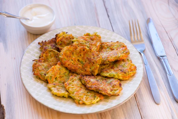 Courgette pancakes served with yogurt — Stock Photo, Image