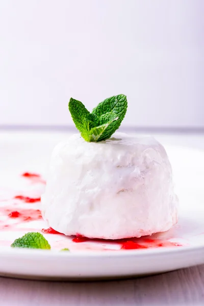 Dessert al formaggio con marmellata di fragole — Foto Stock