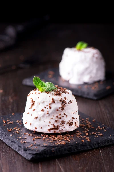 Dessert al formaggio con cioccolato su sfondo nero in legno — Foto Stock