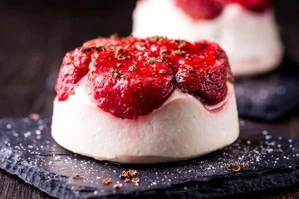 Sobremesa de queijo com morango no fundo preto — Fotografia de Stock