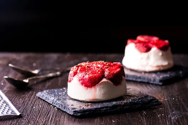 Dessert al formaggio con fragola su sfondo nero — Foto Stock