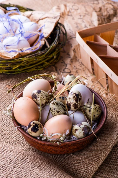 Pile d'œufs frais de poule et de caille dans un bol brun — Photo