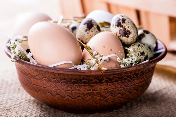 Ovos de Páscoa na tigela marrom — Fotografia de Stock