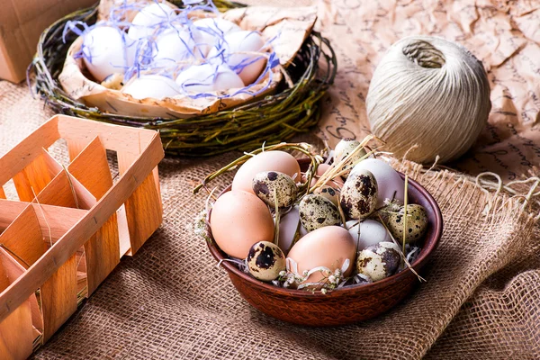 Pilha de galinha fresca e ovos de codorna em uma tigela marrom — Fotografia de Stock