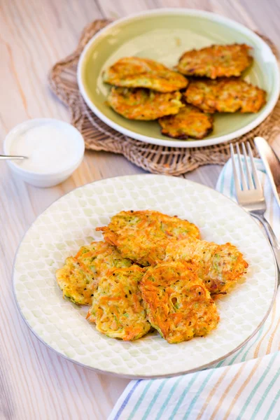 Courgette pannenkoeken geserveerd met yoghurt — Stockfoto