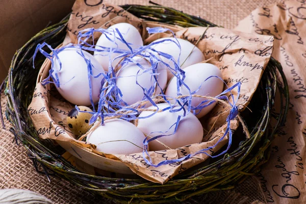 Frango fresco e ovos de codorniz em um ninho — Fotografia de Stock