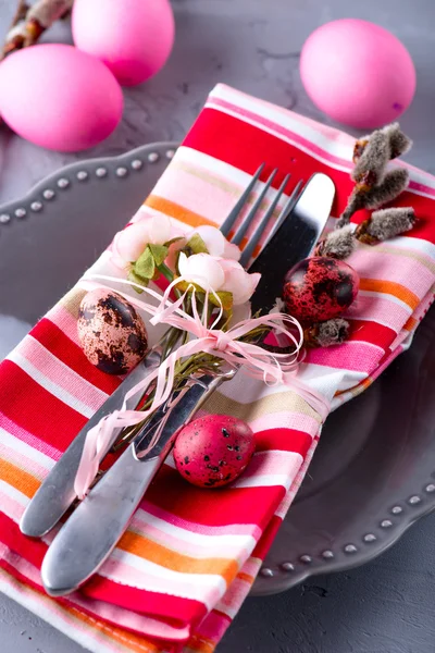 Definição de mesa de Páscoa com ovos e salgueiro — Fotografia de Stock