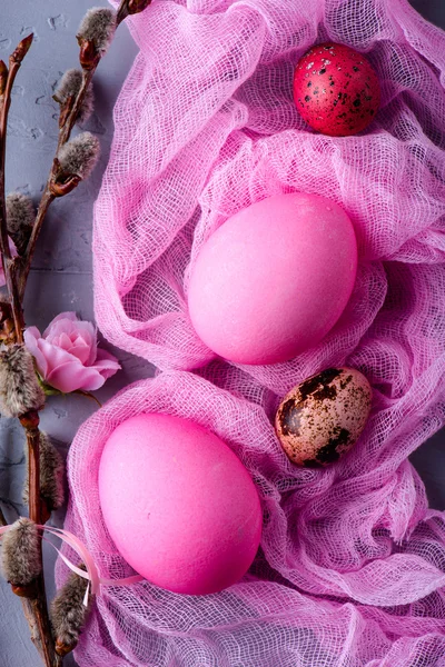 Beaux œufs de Pâques peints avec des décorations — Photo