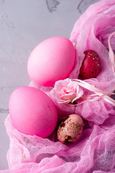 Belos ovos de Páscoa pintados com decorações — Fotografia de Stock