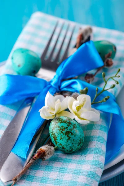 Definição de mesa de Páscoa com ovos e talheres. Fundo de férias — Fotografia de Stock