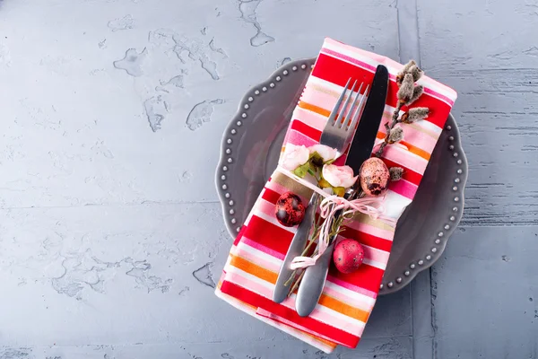 Definição de mesa de Páscoa com ovos e salgueiro — Fotografia de Stock