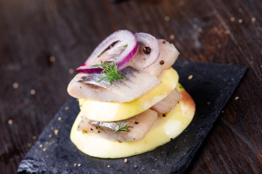 Meze kanepe ile ringa balığı, elma 