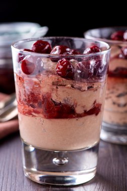 Kirazlı çikolatalı mus tatlısı.