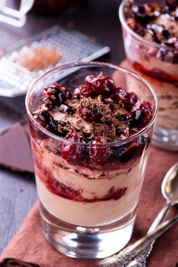 Çikolata peynir çöl kiraz ile