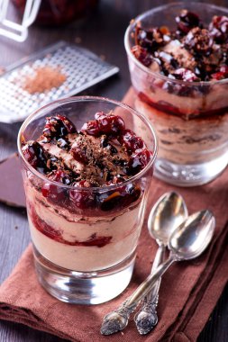 Çikolata peynir çöl kiraz ile