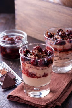 Çikolata peynir çöl kiraz ile