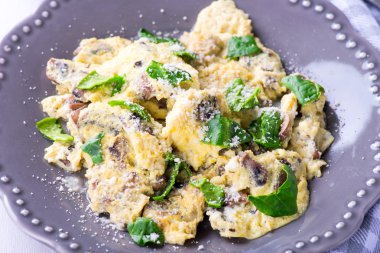 Mantar, peynirli ve ıspanaklı omlet