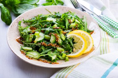 Soğan, kereviz, ruccola, ıspanak ve hardal sau yeşil salata