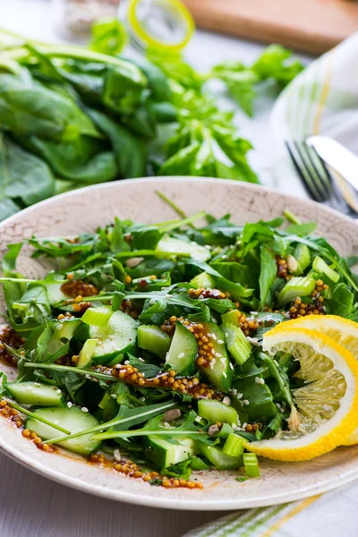 Grön sallad med lök, selleri, ruccola, spenat och senap sau — Stockfoto