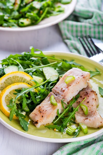 Filé de peixe-gato cozido no vapor com salada de rúcula — Fotografia de Stock