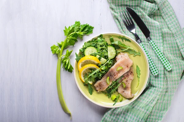 Rebanada de pescado al vapor con salsa picante y ensalada —  Fotos de Stock