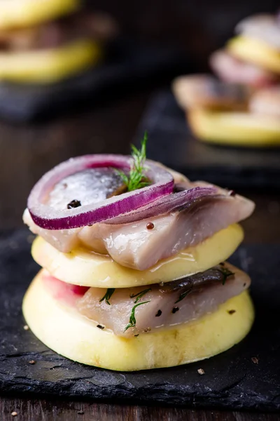 Aperitivo canapé con arenque, manzanas — Foto de Stock