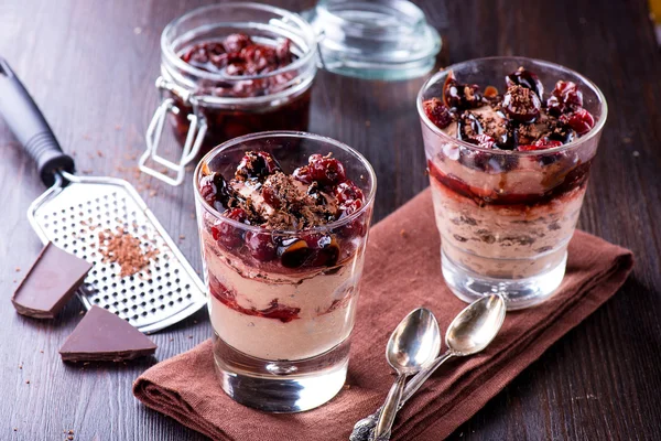 Chocolat fromage désert aux cerises — Photo