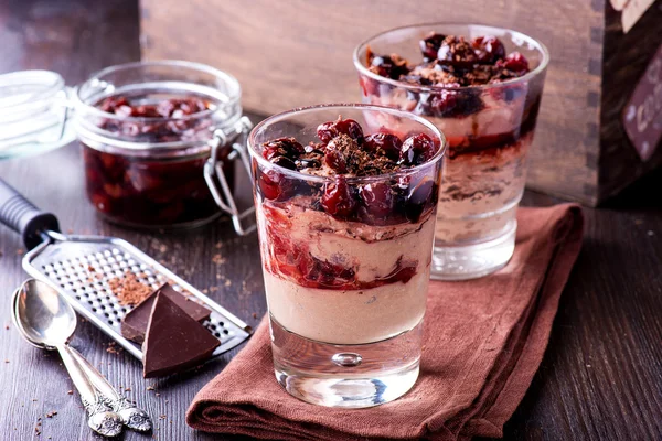 Chocolat fromage désert aux cerises — Photo