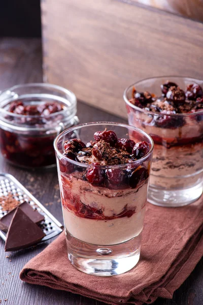 Çikolata peynir çöl kiraz ile