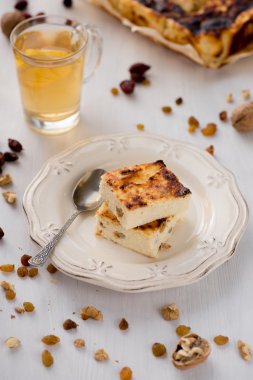 İştah açıcı süzme peynir pasta kuru üzüm ile