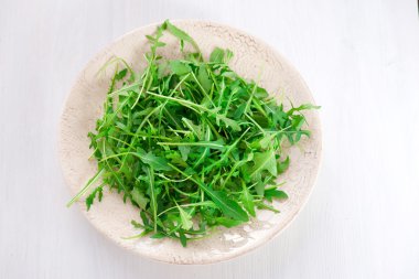 taze roka yaprakları plaka