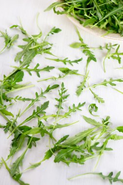 taze roka yaprakları ahşap tablo