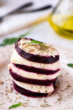 Pancar ve mozzarellalı salata ve roka