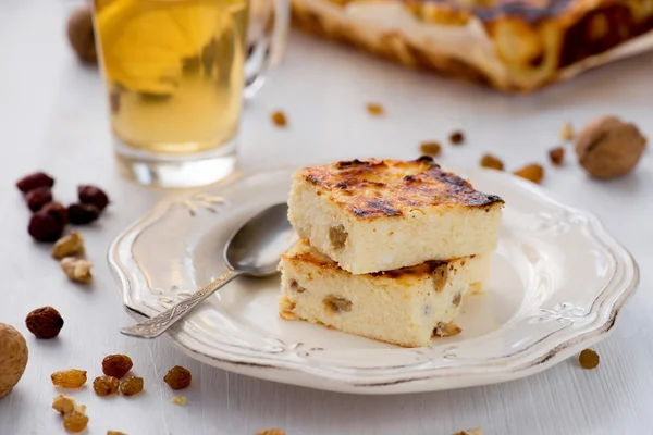 İştah açıcı süzme peynir pasta kuru üzüm ile