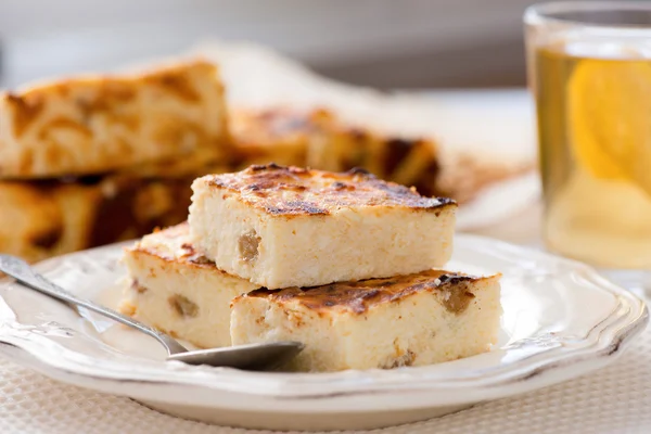 Appetitliche Quarkkuchen mit Rosinen — Stockfoto