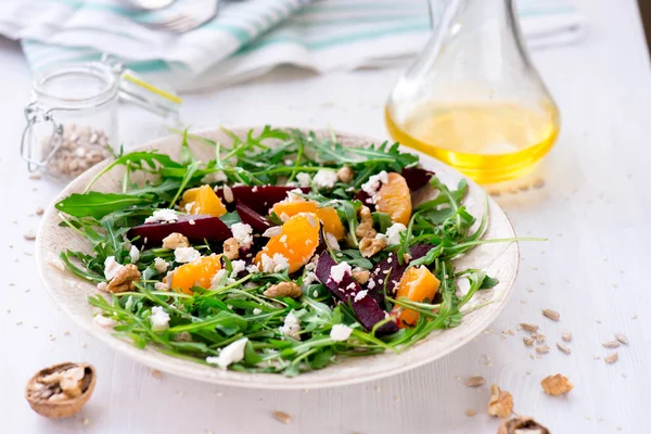 Fresh salad with beetroot, arugula and mandarins — Stock Photo, Image