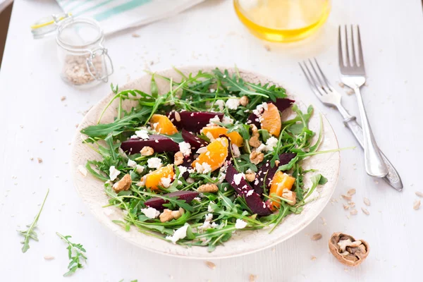 Fresh salad with beetroot, arugula and mandarins — Stock Photo, Image