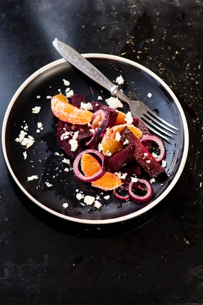 Salada com beterraba, tangerinas, cebola, queijo — Fotografia de Stock