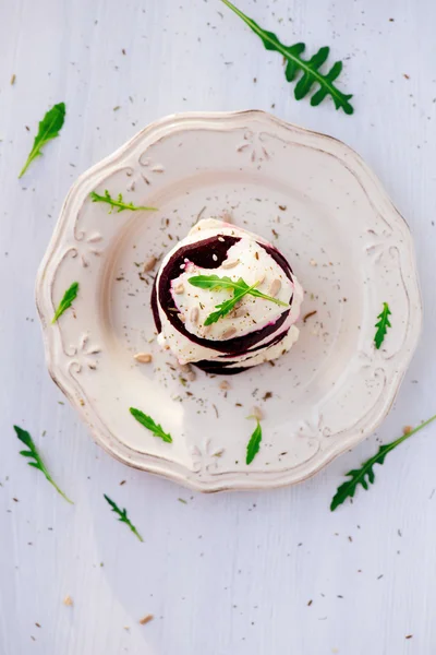 Salada de beterraba e mussarela e rúcula — Fotografia de Stock