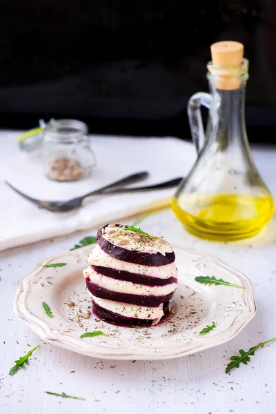 Beetroot and mozzarella salad and arugula — Stock Photo, Image