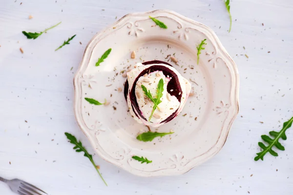 Ensalada de remolacha y mozzarella y rúcula —  Fotos de Stock