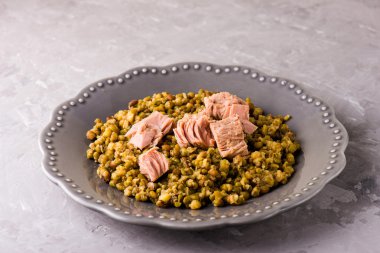 Komposto mung fasulye konserve ton balığı ile