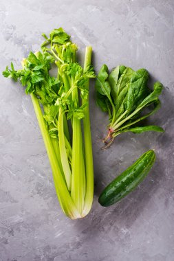 avokado, maydanoz, ıspanak, cuc ile yeşil smoothie malzemeler